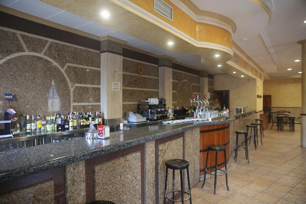 Hostal Restaurante Cuatro Caminos Calera y Chozas Extérieur photo