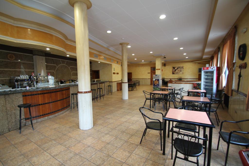 Hostal Restaurante Cuatro Caminos Calera y Chozas Extérieur photo