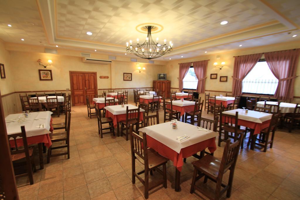 Hostal Restaurante Cuatro Caminos Calera y Chozas Extérieur photo